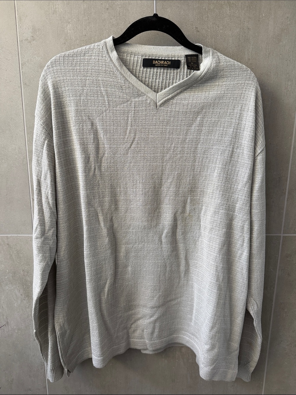 Bachrach Light Gray V-Neck Waffle Knit Sweater. SIZE: XL